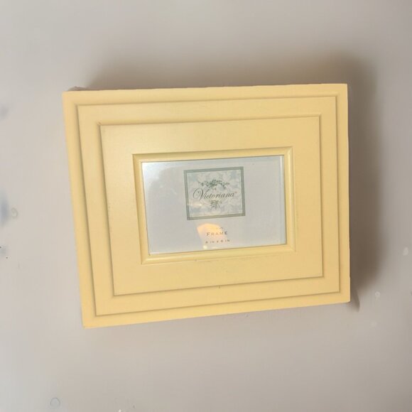 Victoriana Yellow Wooden Layer Chic Holds 4 x 6 Photo Frame Dual Orientation - Picture 1 of 7